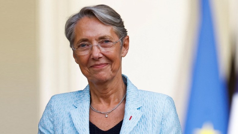 16 وزيرا يرافق رئيس الحكومة الفرنسية إلى الجزائر