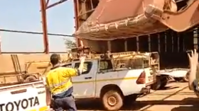 فيديو متداول حول تحطيم فرنسا عدّة سيارات في إفريقيا.. هذه حقيقته!