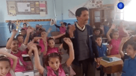 حارس ابتدائية في الشلف يبدع في الترفيه عن تلاميذ القسم