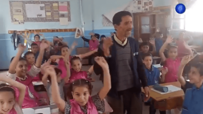 حارس ابتدائية في الشلف يبدع في الترفيه عن تلاميذ القسم