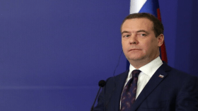 ميدفيديف ردا على ماكرون: هل نسيت أنهار الدم في الجزائر وافريقيا؟