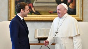 Macron a-t-il offert un livre “volé” au Pape?