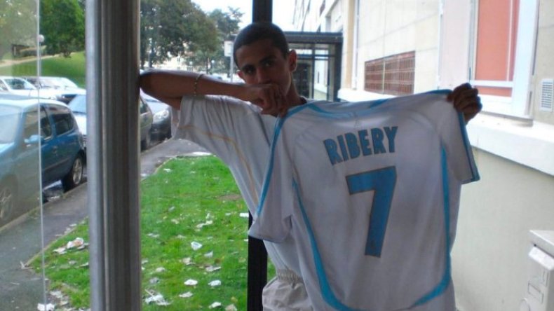 محرز يُودّع ريبيري بِطريقته الخاصّة