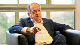 لمّا يُسافر رئيس اتحاد الكرة الفرنسي مع مُوظَّفته لـ “تحسين المزاج”!