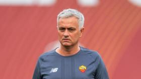 بِالفيديو: مورينيو المُعاقَب يُشاهد المباراة من الحافلة!