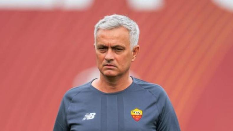 بِالفيديو: مورينيو المُعاقَب يُشاهد المباراة من الحافلة!