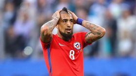 تَكَلُّسُ المشاعرِ.. خاض مباراة واكتفى بِمشاهدة جنازة والده عبر الهاتف المحمول!