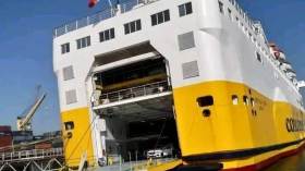 هذه حقيقة صور سفينة إيطالية محملة بالسيارات بميناء جن جن