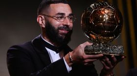 بالفيديو.. ضجة في فرنسا بعد إهداء بن زيمة كرته الذهبية إلى “الشعب”