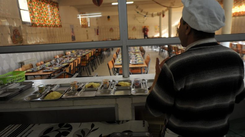 الحكومة تحدّد قيمة الوجبة المدرسية.. وهذه مكوّناتها