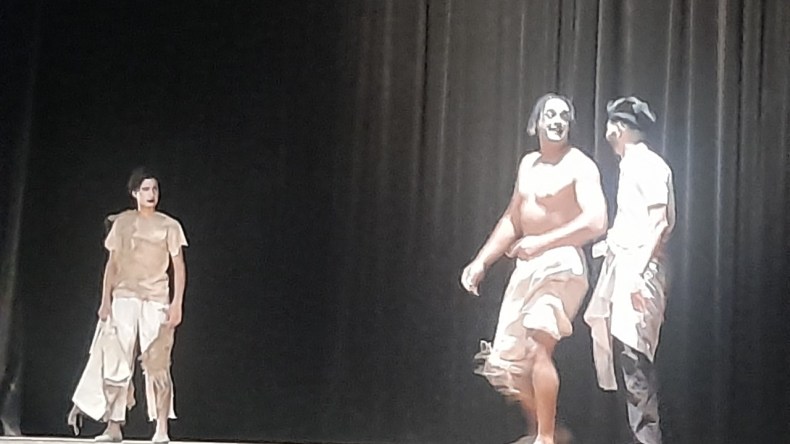 منافسة مهرجان سيدي بلعباس للمسرح المحلي المحترف: