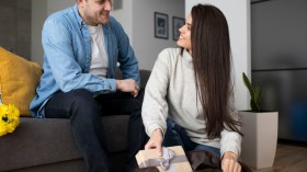 ذكاء المسافات بين الزوجين.. قليل من البُعد يُنعش ذاكرة الحب