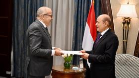 رئيس مجلس القيادة الرئاسي في اليمن يعلن المشاركة في قمة الجزائر