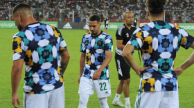 ملك المغرب يريد “تأميم” قميص الزليج الذي يرتديه المنتخب الجزائري