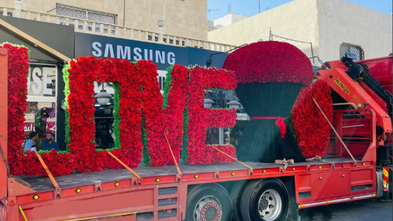 أردنية تهدي زوجها 10 آلاف وردة حمراء بهذه المناسبة!