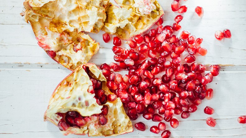 تعرّف على الأسباب التي تجعلك تحتفظ بقشر الرمان (فيديو)