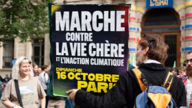 رغم إشادته بها.. الحائزة على جائزة “نوبل” للآداب تحتجّ ضد ماكرون