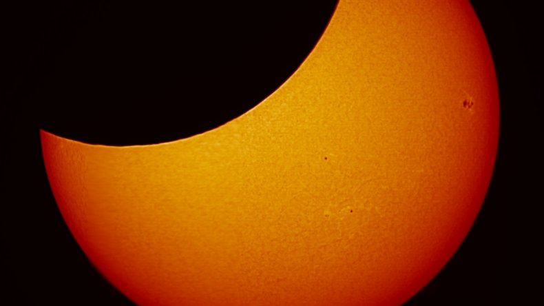 مركز الفلك الدولي ينشر الصور الأولى للكسوف