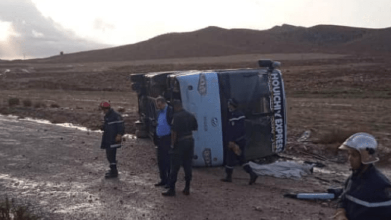 وفاة واحدة و17 إصابة في انقلاب حافلة لنقل المسافرين بالمسيلة  (صور)