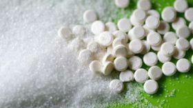 استهلاكها بانتظام يؤدي إلى الإصابة بالسرطان.. أطباء يحذّرون من بدائل السكر