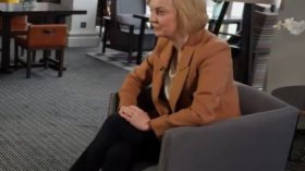 انتقادات لرئيسة الوزراء البريطانية بعد ظهورها بحذاء رياضي في لقاء تلفزيوني