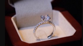 بعد انفصالها عن شريكها.. شابة تثير جدلا بعرضها خاتم خطوبتها للبيع بسعر رخيص