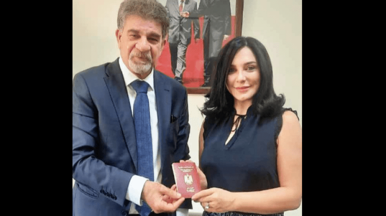 الفنانة السورية سلاف فواخرجي فلسطينية بقرار رئاسي