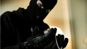 سيدة أعمال تتعرض لسرقة مجوهرات بقيمة 3 ملايين يورو في باريس