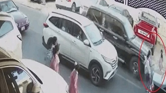 شاهد.. طفلة تنجو بأعجوبة من الدهس أمام مدرستها