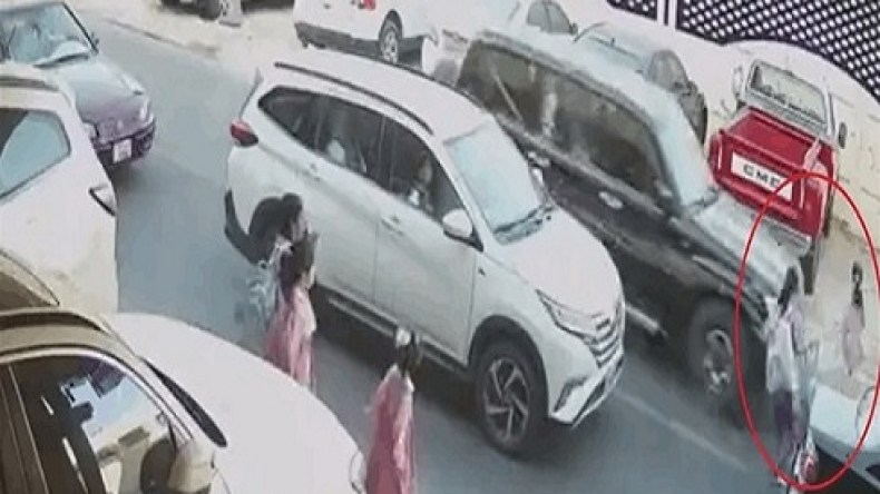 شاهد.. طفلة تنجو بأعجوبة من الدهس أمام مدرستها