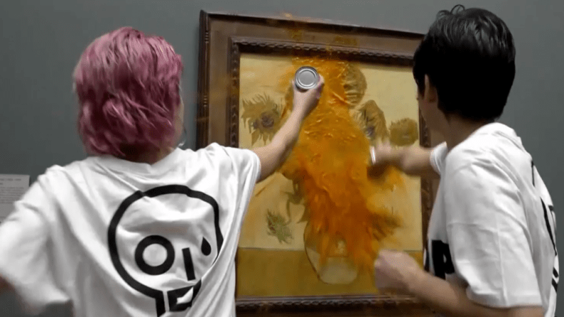 فتاتان تتلفان لوحة للرسام العالمي “فان كوخ” بحساء الطماطم (فيديو)