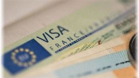 ماكرون يدافع عن سياسة خفض التأشيرات مع الجزائر والمغرب