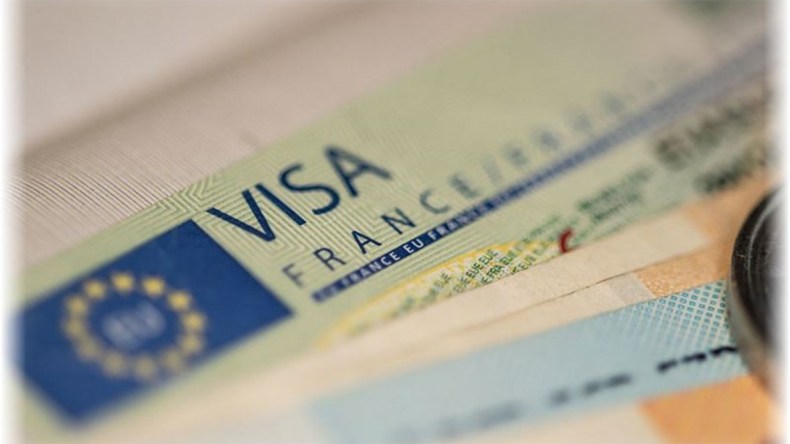 ماكرون يدافع عن سياسة خفض التأشيرات مع الجزائر والمغرب