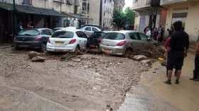 بالفيديو.. سيول تجرف عددا من السيارات بزيغود يوسف