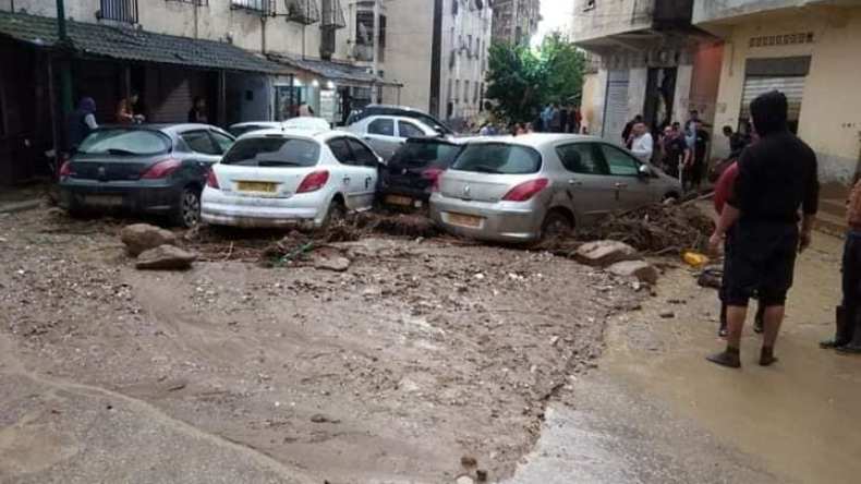 بالفيديو.. سيول تجرف عددا من السيارات بزيغود يوسف