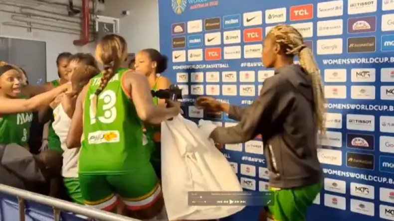 بالفيديو.. لاعبتا كرة سلة تتعاركان بالأيدي وتتبادلان اللكمات في بث مباشر!