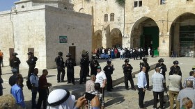 مستوطنة إسرائيلية تستفز المسلمين برقصها في باحات الأقصى! (فيديو)