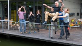 بالصور.. هكذا احتفل أصدقاء العالم السويدي بحصوله على جائزة نوبل للطب!