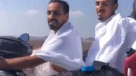 بالفيديو.. جزائريان يذهبان إلى العمرة على متن دراجة نارية!
