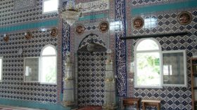 “نازيّون” يشوّهون جدران مسجد في فرنسا.. ووزير الداخلية يردّ