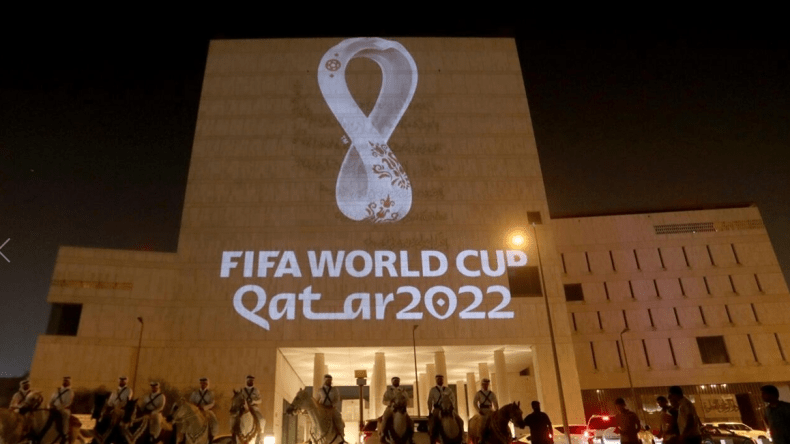 جزائريون يتهافتون على “السيرفرات” لمتابعة المونديال القطري