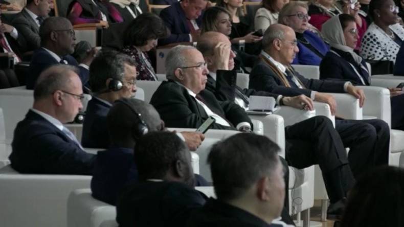 منتدى باريس للسلم.. لعمامرة يعقد لقاءات ثنائية مع نظرائه من أوروبا وإفريقيا