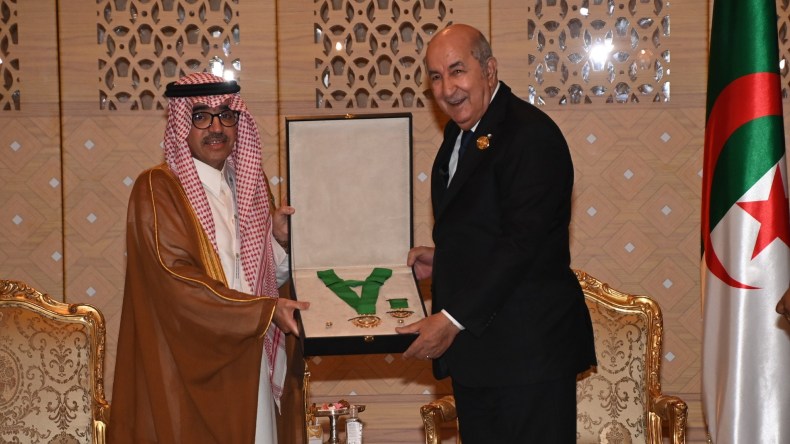 الرئيس تبون يستلم القلادة السياحية العربية “الممتازة”