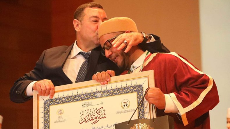 بالصور.. والي وهران يهدي 168 عمرة لحفظة القرآن