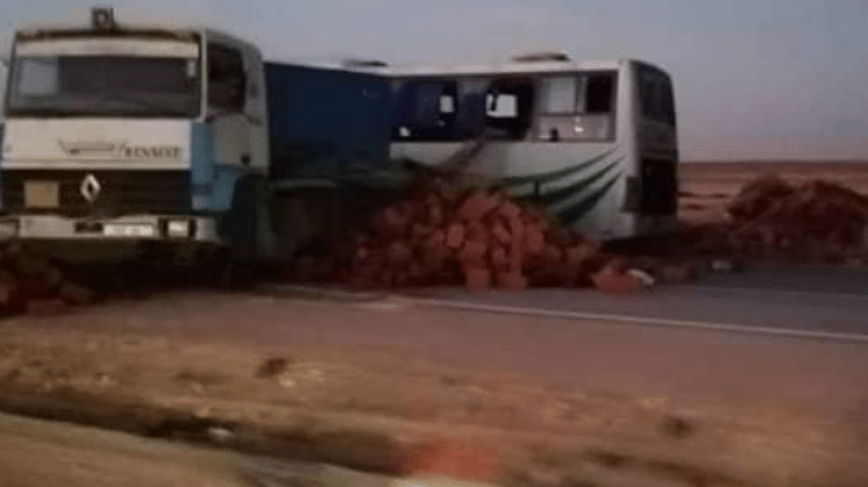 الأغواط: 3 وفيات و 31 جريحا بعد اصطدام شاحنة بحافلة لنقل المسافرين