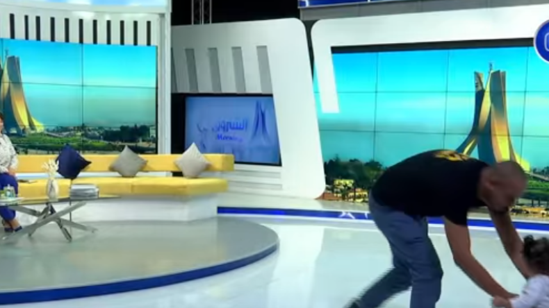 فيديو طريف.. طفلة تقتحم برنامجا تلفزيونيا من أجل والدها!