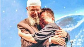 صورة تظهر إسلام رجل على يد ذاكر نايك بقطر.. ما حقيقتها!