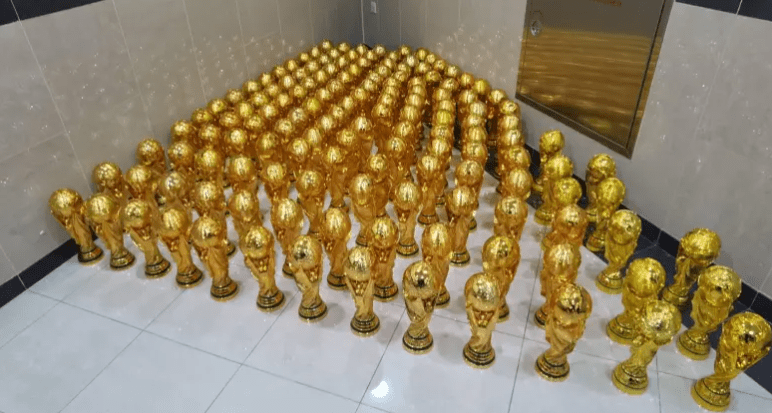 Coupe du Monde Qatar 2022: De faux trophées saisis.