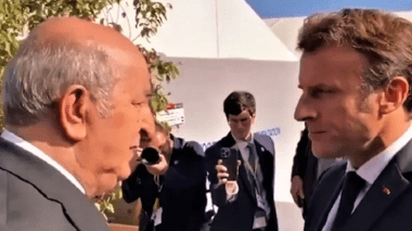 Vidéo: Chaleureuse accolade entre le Président Tebboune et Macron