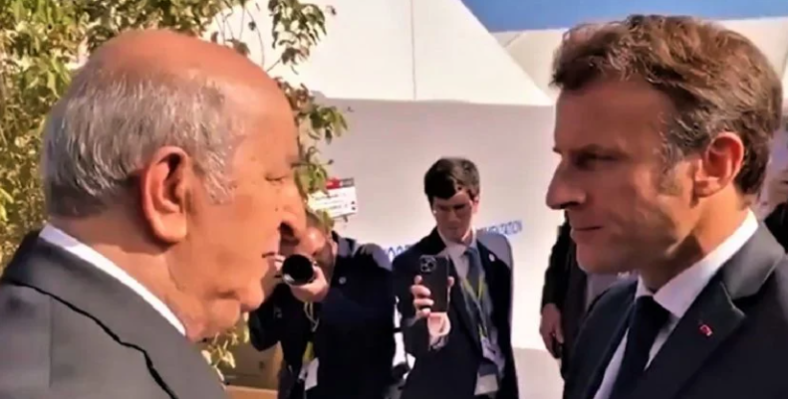 Vidéo: Chaleureuse accolade entre le Président Tebboune et Macron